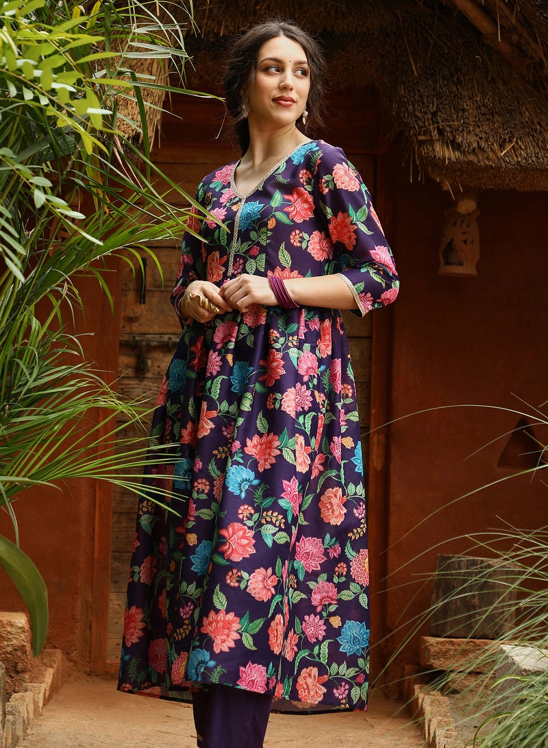 قصة طقم كورتا من 3 قطع بتصميم قصة مريحة للارتداء الإثني اليومي مع بنطلون ودوباتا بياقة على شكل V وأكمام ربعية بطبعة زهور للنساء - بنفسجي جمشتي - Image 3